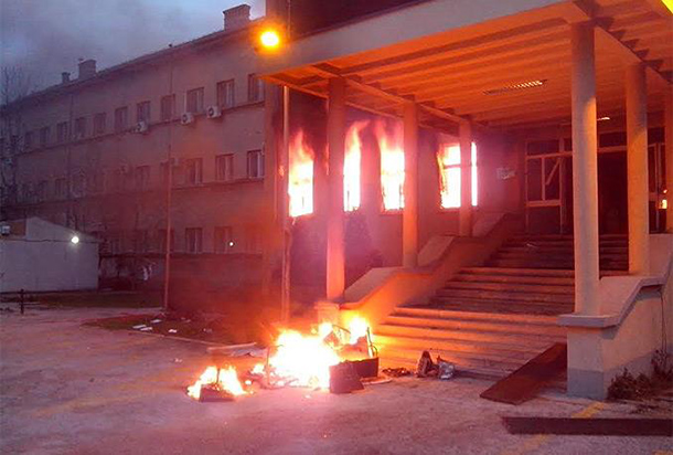 'Huligani' su upali u zgradu vlade bez interveniranja policije, uz desetke razbijenih stakala. Uz to u zgradi Vlade pojavio se i dim, a zgrada gori.