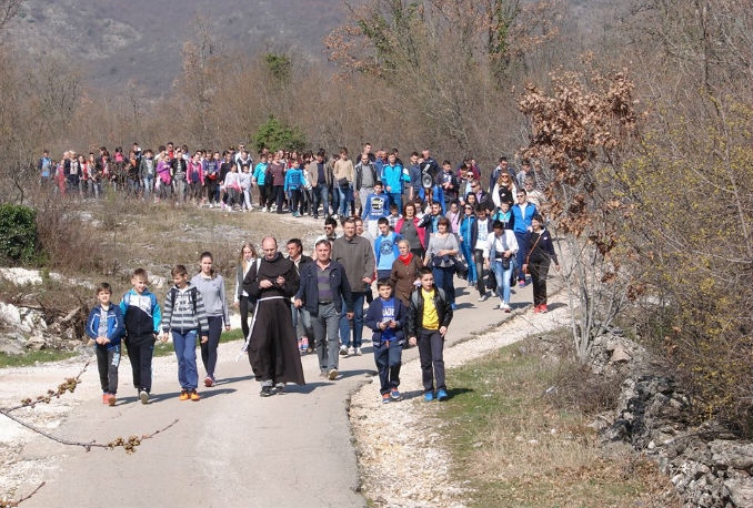 Devedesetogodišnja starica na putu križa Ljubotići – Crne Lokve - Jabuka.tv