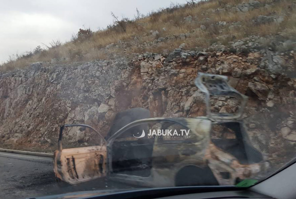 Automobil izgorio na magistrali Mostar – Široki Brijeg, tročlanu obitelj spasio drugi vozač