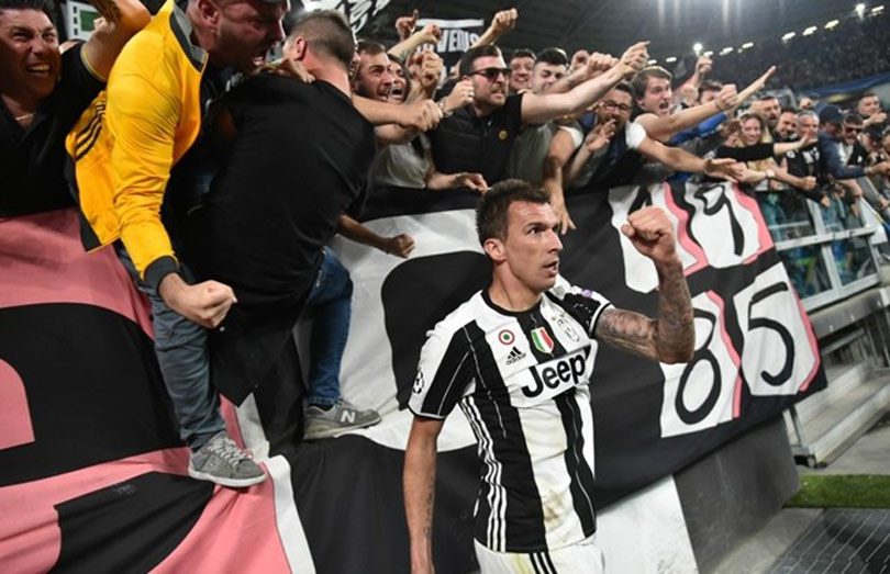 Rezultat slika za upit "mandzukic with juventus fans""