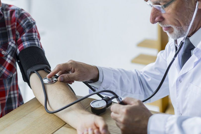 kako bi se utvrdilo da osoba ima visoki krvni tlak hipertenzija očiju manjoj mjeri