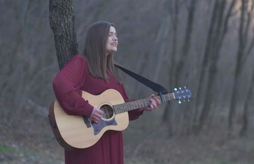 Jelena Skoko svira gitaru, detalj iz spota za njezinu pjemu Izliječi me.