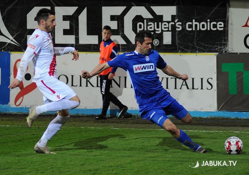 Josip Barišić ubacuje loptu u 16erac, u dvoboju s Miloš Filipović