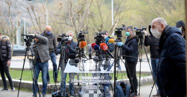 Mikrofoni, novinari, kamere na press konferencija za medije, ispreg zgrade Vlade županije zapadnohercegovačke ŽZH.