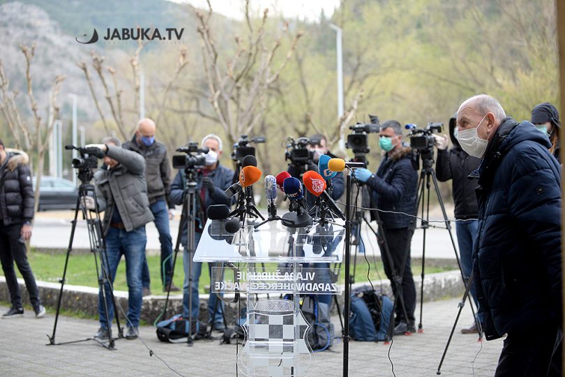 Mikrofoni, novinari, kamere na press konferencija za medije, ispreg zgrade Vlade županije zapadnohercegovačke ŽZH.