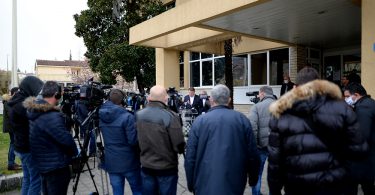 Zgrada županije zapadnohercegovačke, press konferencija povodom korona virusa. Novinari, snimatelji i fotografi uoči konferencije.