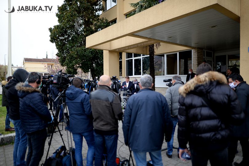 Zgrada županije zapadnohercegovačke, press konferencija povodom korona virusa. Novinari, snimatelji i fotografi uoči konferencije.