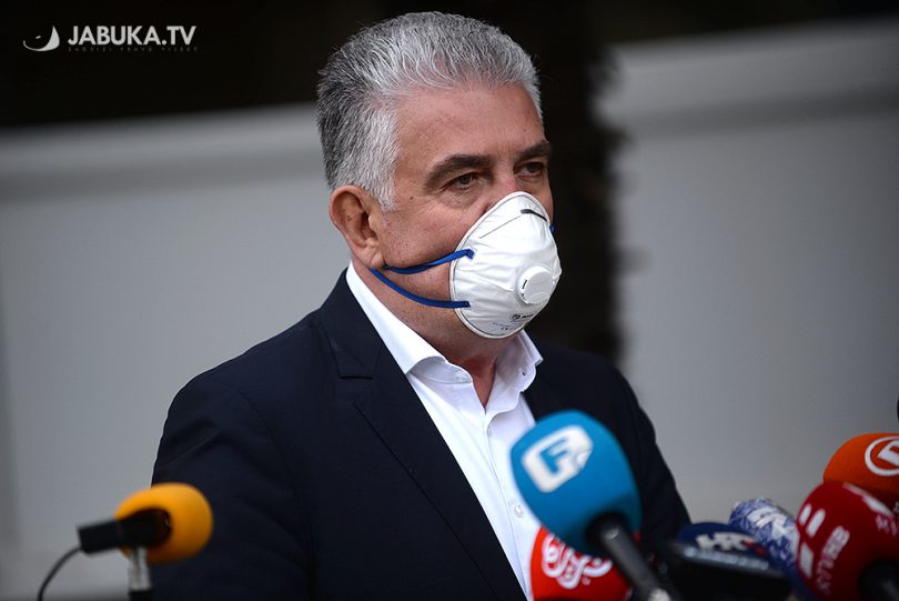 Nevenko Herceg sa zaštitnom maskom na konferenciji za medije ispred zgrade vlade županije zapadnohercegovačke.