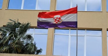 Zastava Herceg Bosne na zgradi ŽZH u Širokom Brijegu