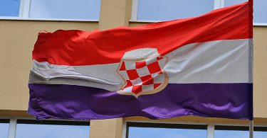 Zastava Herceg Bosne ispred županije zapadnohercegovačke