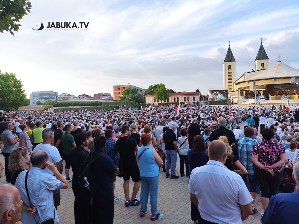 Deseci tisuća hodočasnika na uočnicu Gospinih ukazanja stiglo u Međugorje – Jabuka.tv