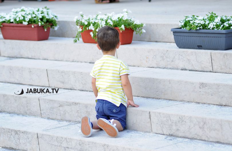 Dijete kleči moli