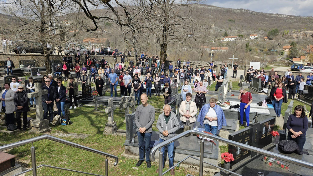 Više od 250 župljana sudjelovalo u Putu križa od Ljubotića do Crnih Lokava - Jabuka.tv