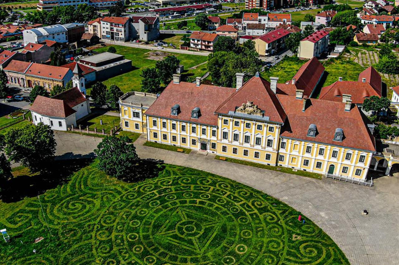 Dvorac Eltz je barokni dvorac smješten na obali Dunava u gradu Vukovaru. Dvorac je jedno od najznačajnijih djela barokno-klasicističke arhitekture kontinentalne Hrvatske. Od 1968. u dvorcu je smješten Gradski muzej Vukovar.