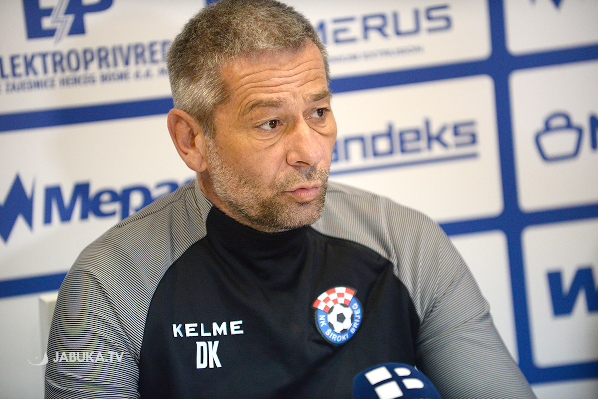 Dean Klafurić (Zagreb, 26. srpnja 1972.) hrvatski je nogometni trener
