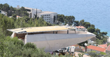 Atrakcija u Baškoj Vodi: Niče nesvakidašnja građevina u obliku glisera