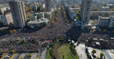 Novi Sad: Tisuće ljudi u 16-minutnoj šutnji za žrtve pada nadstrešnice Novi Sad: Tisuće ljudi u 16-minutnoj šutnji za žrtve pada nadstrešnice