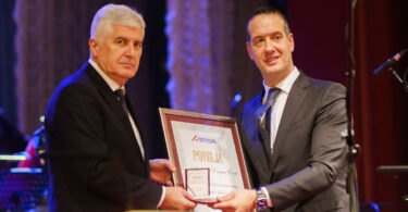 Draganu Čoviću dodijeljena povelja na božićnom koncertu HKD-a Napredak Draganu Čoviću dodijeljena povelja na božićnom koncertu HKD-a Napredak