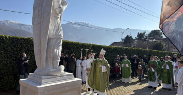 Bijelo Polje: Biskup Palić predvodio Misu i blagoslovio kip sv. Mihovila arkanđela