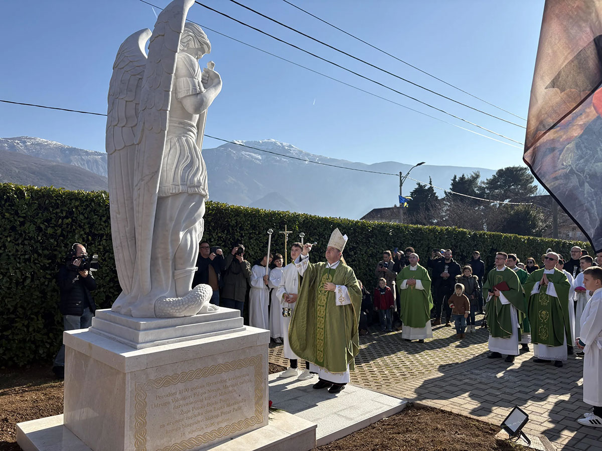 Bijelo Polje: Biskup Palić predvodio Misu i blagoslovio kip sv. Mihovila arkanđela