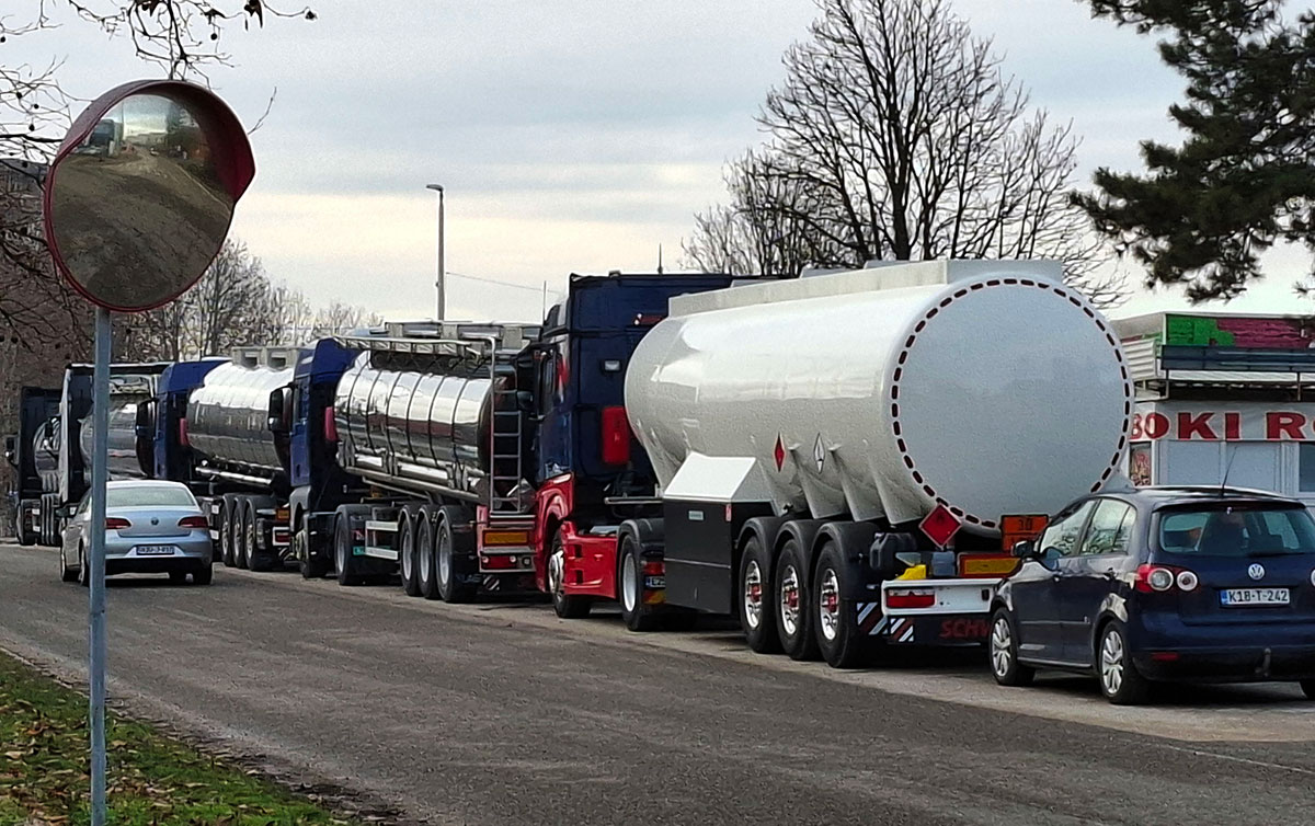 Prijevoznici treći dan blokiraju granične prijelaze, u Srbiji gubici 100 milijuna eura dnevno Prijevoznici treći dan blokiraju granične prijelaze, u Srbiji gubici 100 milijuna eura dnevno