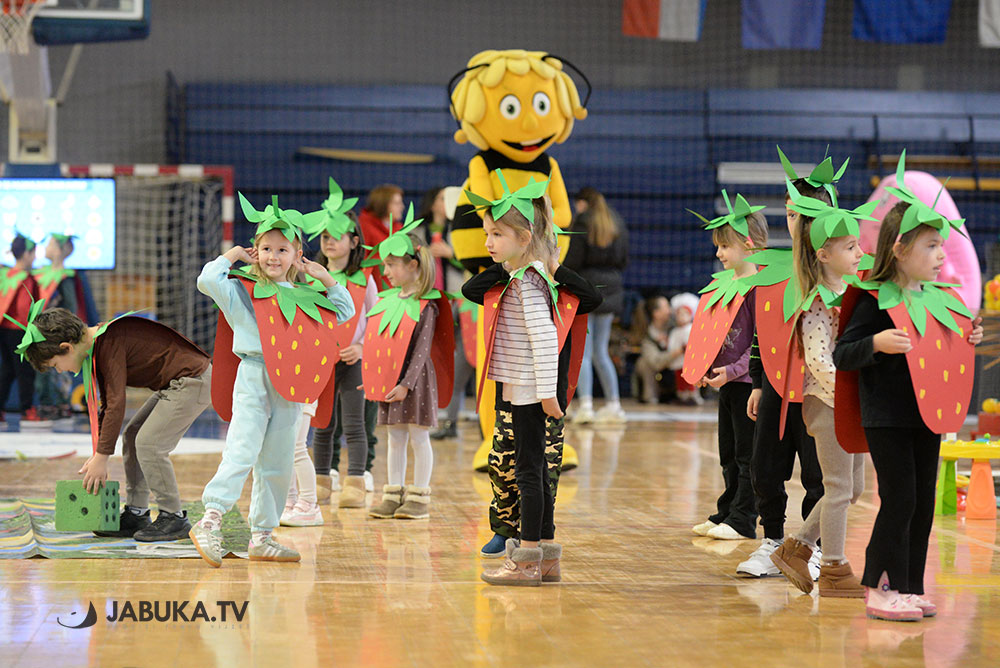 Maskirani mališani preuzeli Široki Brijeg: Pogledajte karnevalsku čaroliju na Pecari