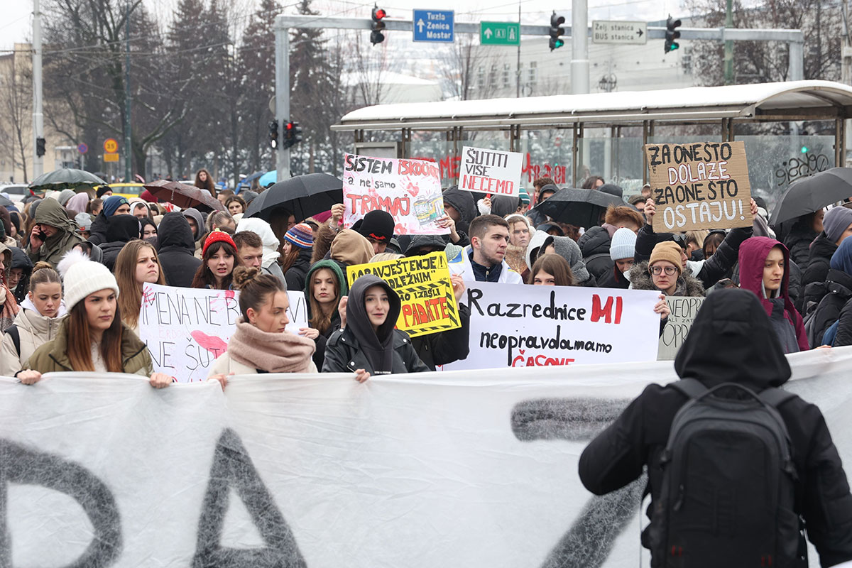 Peti dan prosvjeda u Sarajevu: Svi stari tramvaji isključeni iz prometa