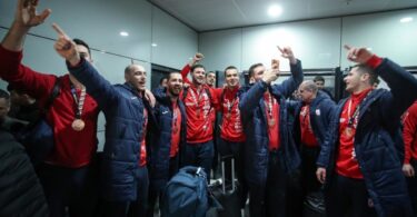 Rukometaši sletjeli u Zagreb i zapjevali Thompsona s navijačima