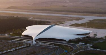 Zračna luka koja je “ukrotila” planinu: Gradili su je 17 godina, a izgleda kao umjetničko djelo Zračna luka koja je “ukrotila” planinu: Gradili su je 17 godina, a izgleda kao umjetničko djelo