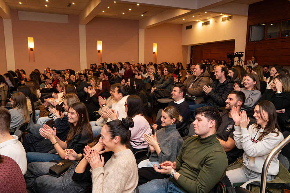 Valentinovski hit: Mladi se upoznavali bez pogleda, pogledajte kako je bilo