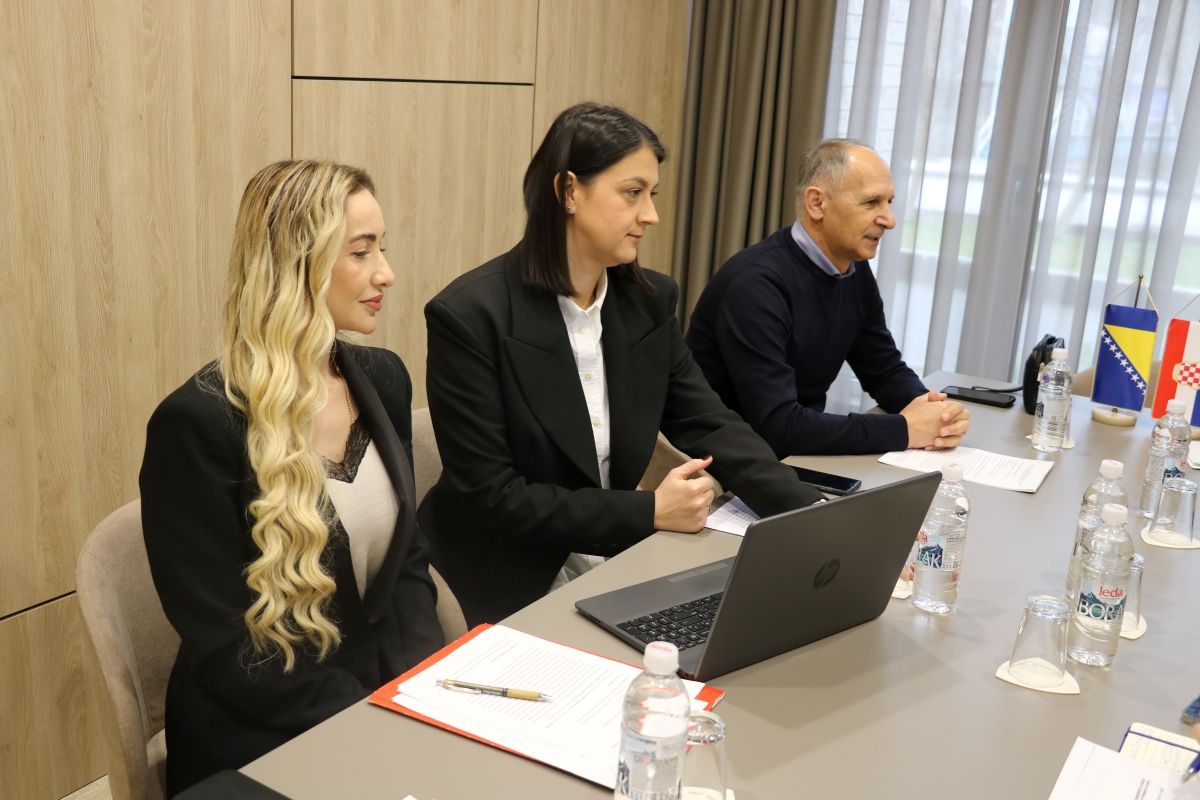 Vlada ŽZH i FPMOZ: Prioritet edukacija asistenata za djecu s teškoćama