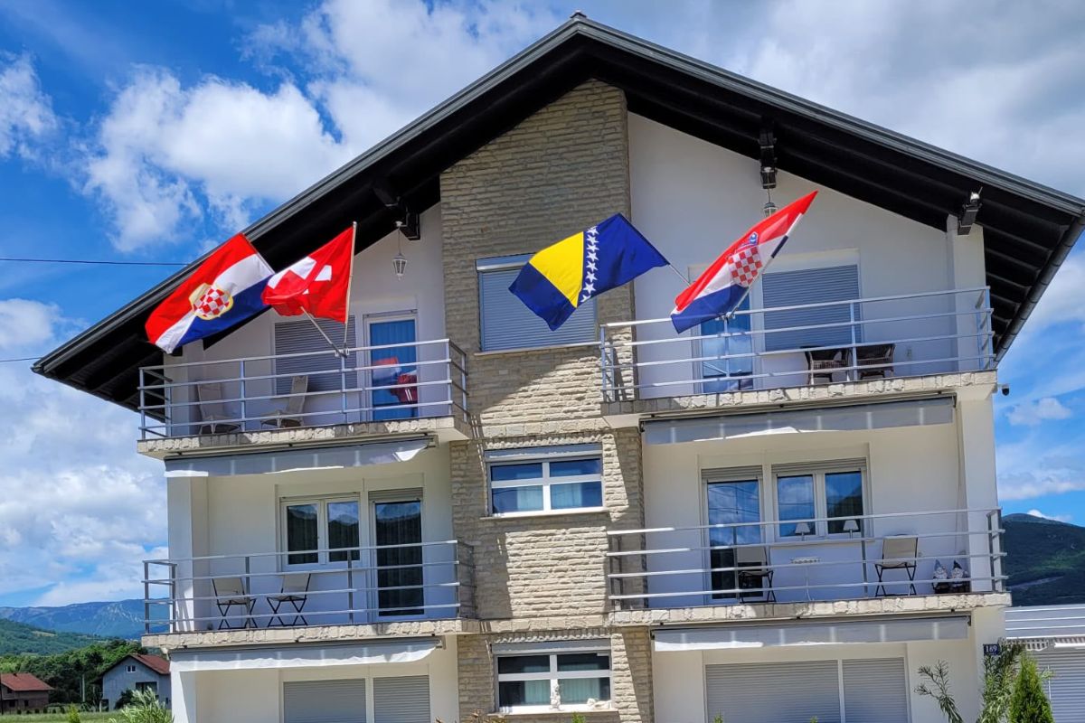 Prizor iz središnje Bosne obilazi regiju: Kuća poznatog pjevača okićena s četiri zastave
