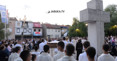 Mnoštvo vjernika u Tijelovskoj procesiji u Širokom Brijegu