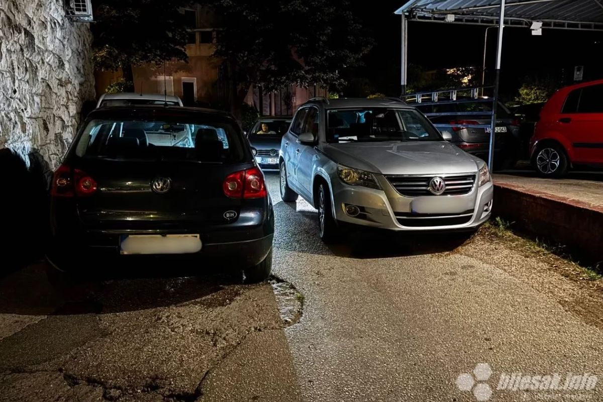 Mostar: Parkirao nasred prolaza i otišao partijati, policija bila bespomoćna Mostar: Parkirao nasred prolaza i otišao partijati, policija bila bespomoćna