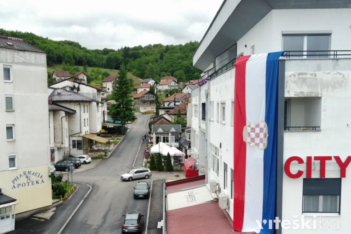 Nakon Novog Travnika: Još jedan grad u BiH istaknuo veliku zastavu Herceg-Bosne Nakon Novog Travnika: Još jedan grad u BiH istaknuo veliku zastavu Herceg-Bosne