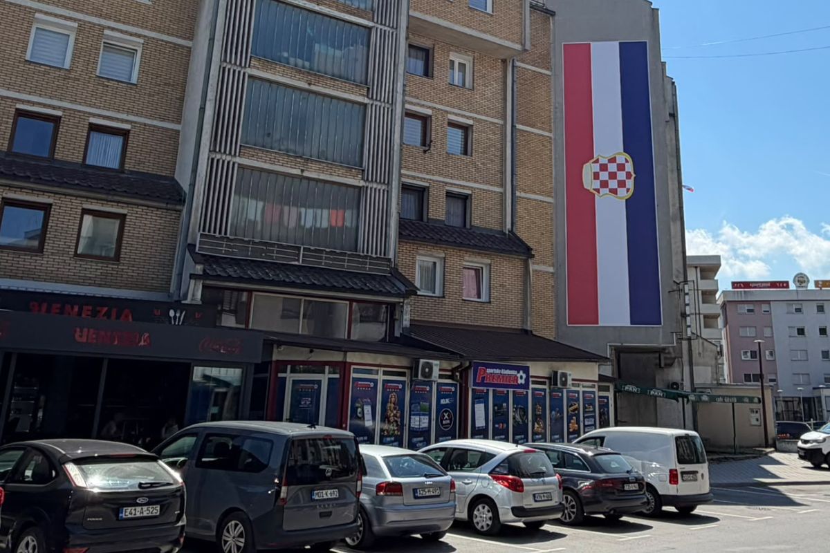 BiH: U središtu grada postavljena 12 metara duga zastava Herceg-Bosne BiH: U središtu grada postavljena 12 metara duga zastava Herceg-Bosne