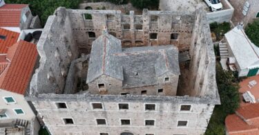 Jedinstven fenomen u Hrvatskoj: Kako je nastala čuvena “kuća u kući” Jedinstven fenomen u Hrvatskoj: Kako je nastala čuvena “kuća u kući”