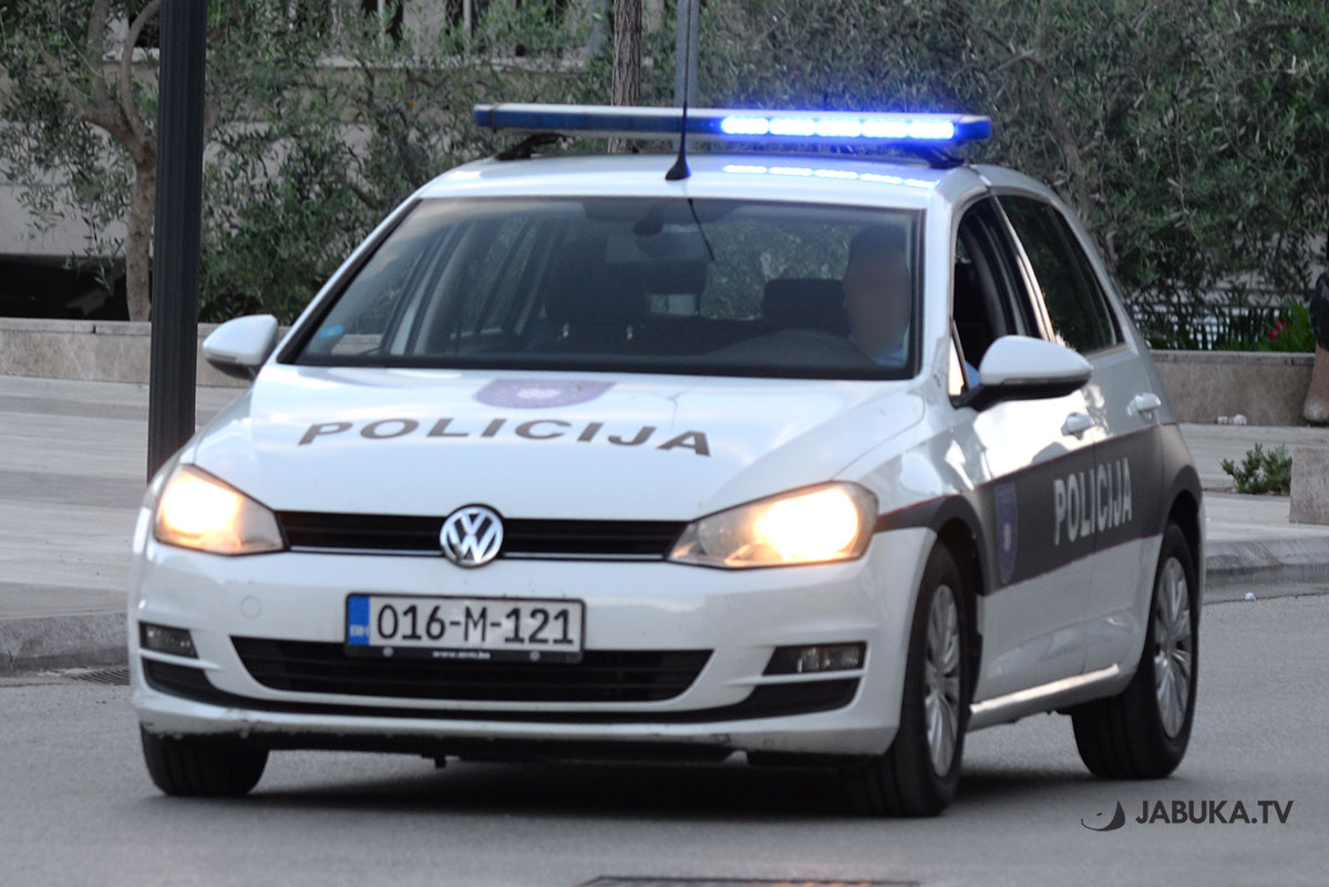 Troje ozlijeđenih u sudaru Mercedesa i Renaulta u Grudama