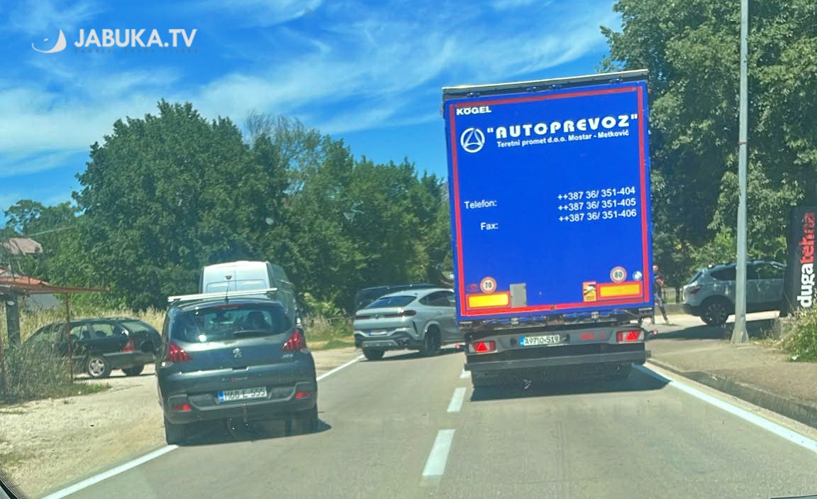 Sudar dvaju automobila na Humcu, promet usporen Sudar dvaju automobila na Humcu, promet usporen