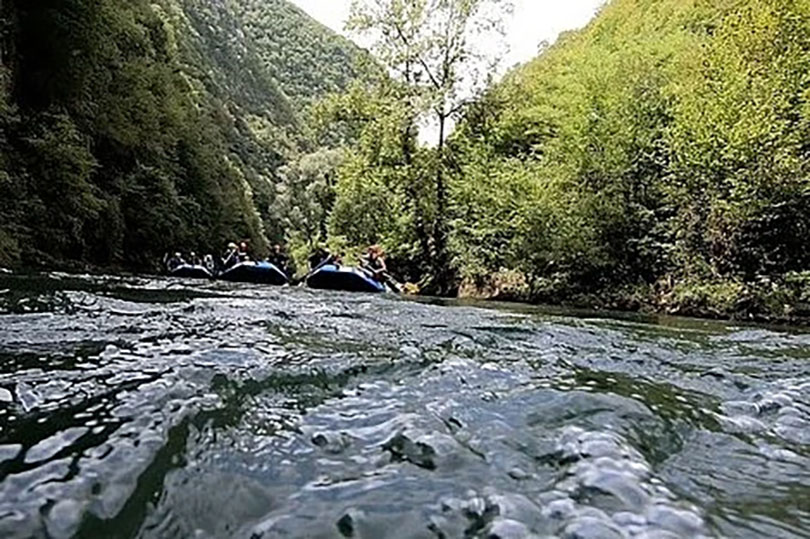 Detalji tragedije: Na raftingu na Neretvi smrtno stradao 37-godišnjak Detalji tragedije: Na raftingu na Neretvi smrtno stradao 37-godišnjak