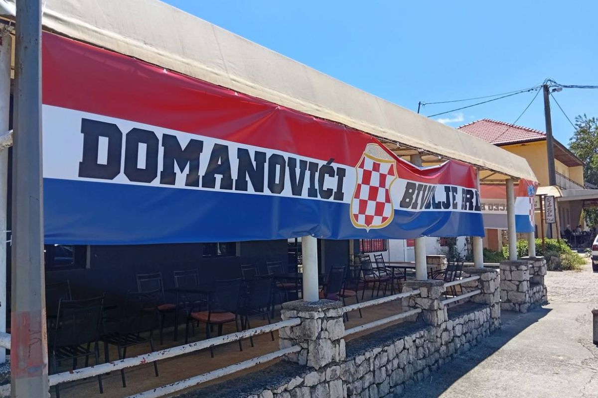 VIDEO | Muškarac trgao zastavu Herceg-Bosne u Čapljini: Traži se hitno uhićenje VIDEO | Muškarac trgao zastavu Herceg-Bosne u Čapljini: Traži se hitno uhićenje